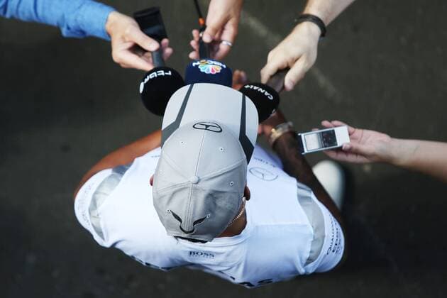 Bilder des Tages - SPORT Formel 1, GP von Österreich in Spielberg Motorsports: FIA Formula One World Championship WM Weltmeisterschaft 2016, Grand Prix of Austria, 44 Lewis Hamilton (GBR, Mercedes AMG Petronas Formula One Team), xHOCHxZWEIx