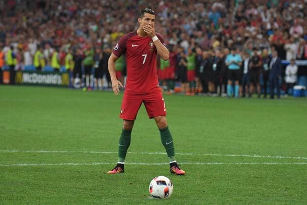 EURO 2016, Portugal nach Elfmeterschießen im Halbfinale FRA, UEFA EURO EM Europameisterschaft Fussball 2016, Viertelfinale, Poland (POL) vs Portugal (POR) 30.06.2016, Stade Velodrome, Marseille, FRA, UEFA EURO 2016, Viertelfinale, Poland (POL) vs Portugal (POR) picture shows im Bild Elfmeterschiessen, Cristiano Ronaldo CR7 (Portugal 7) tritt an und trifft