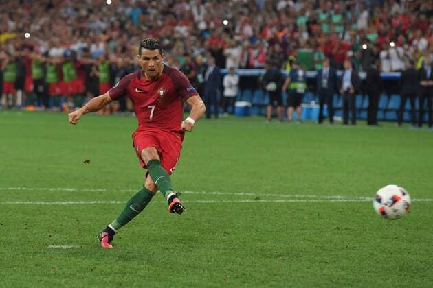 EURO 2016, Portugal nach Elfmeterschießen im Halbfinale FRA, UEFA EURO EM Europameisterschaft Fussball 2016, Viertelfinale, Poland (POL) vs Portugal (POR) 30.06.2016, Stade Velodrome, Marseille, FRA, UEFA EURO 2016, Viertelfinale, Poland (POL) vs Portugal (POR) picture shows im Bild Elfmeterschiessen, Cristiano Ronaldo CR7 (Portugal 7) tritt an und trifft