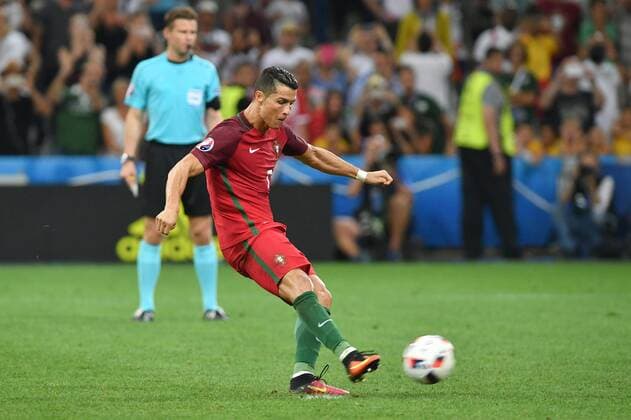 EURO 2016, Viertelfinale, Portugal - Polen Cristiano RONALDO (POR) verwandelt seinen Elfmeter,Strafstoss.Aktion,Torschuss. Viertelfinale Spiel M45, Polen (POL)-Portugal (POR) 3-5 i.E. am 30.06.2016 in Marseille,Stade Velodrome Fussball EM 2016 in Frankreich vom 10.06. - 10.07.2016.