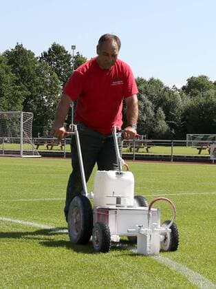 01.07.2016 - Fussball - 2. Bundesliga - Saison 2016 2017 - 1. FC Nürnberg Nuernberg FCN - Training Trainingslager Grassau - DaMa - Platzwart Martin Kroiß bringt am Trainingsplatz Spielfeldmarkierungen mittel Sprühmaschine auf