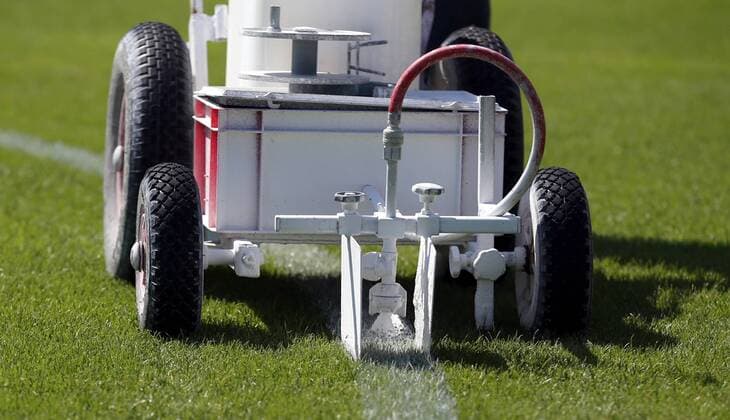 01.07.2016 - Fussball - 2. Bundesliga - Saison 2016 2017 - 1. FC Nürnberg Nuernberg FCN - Training Trainingslager Grassau - DaMa - Symbolbild Feature Impression - Spielfeldmarkierungen Sprühmaschine