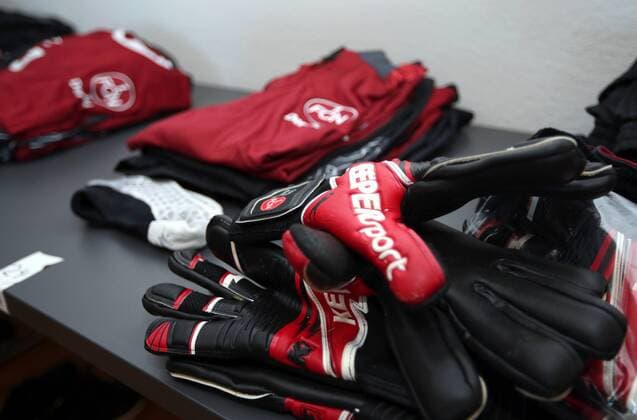 01.07.2016 - Fussball - 2. Bundesliga - Saison 2016 2017 - 1. FC Nürnberg Nuernberg FCN - Training Trainingslager Grassau - DaMa - Symbolbild Feature Impression Zeugwart Zeugwartraum - Umbro Trainingsbekleidung Trainingstrikots - Handschuhe Torwarthandschuhe