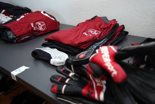 01.07.2016 - Fussball - 2. Bundesliga - Saison 2016 2017 - 1. FC Nürnberg Nuernberg FCN - Training Trainingslager Grassau - DaMa - Symbolbild Feature Impression Zeugwart Zeugwartraum - Umbro Trainingsbekleidung Trainingstrikots - Handschuhe Torwarthandschuhe