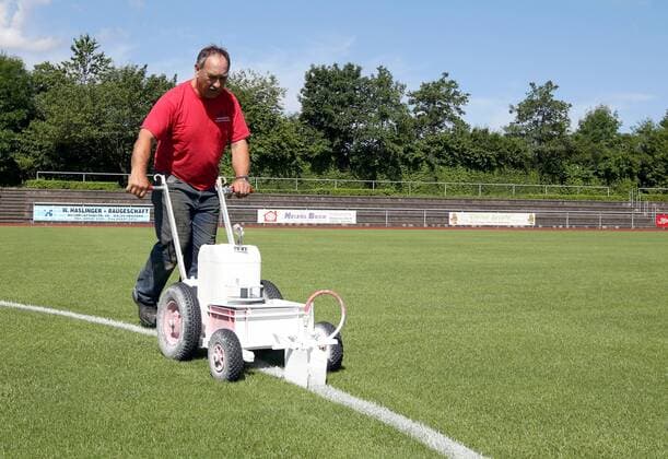 01.07.2016 - Fussball - 2. Bundesliga - Saison 2016 2017 - 1. FC Nürnberg Nuernberg FCN - Training Trainingslager Grassau - DaMa - Platzwart Martin Kroiß bringt am Trainingsplatz Spielfeldmarkierungen mittel Sprühmaschine auf