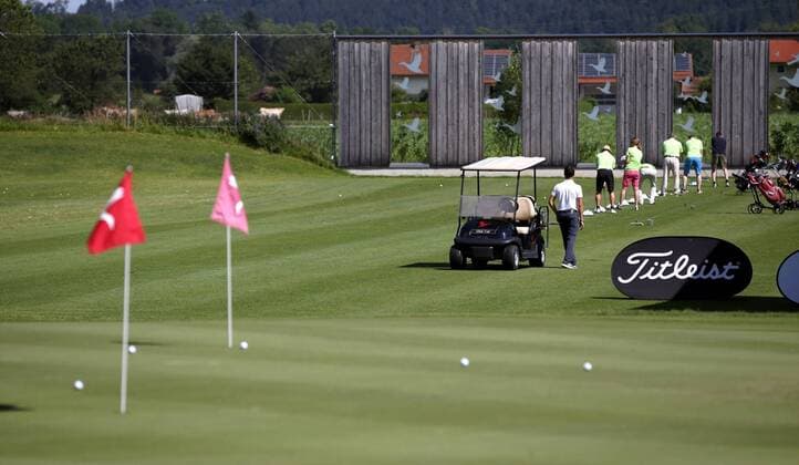 01.07.2016 - Fussball - 2. Bundesliga - Saison 2016 2017 - 1. FC Nürnberg Nuernberg FCN - Training Trainingslager Grassau - DaMa - Symbolbild Feature Impression - Golfer Golfspieler Golfplatz Golfbälle Lochfahne Lochfahnen - am Golf Resort Achental Grassau im Chiemgau