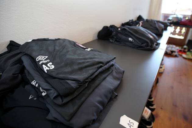 01.07.2016 - Fussball - 2. Bundesliga - Saison 2016 2017 - 1. FC Nürnberg Nuernberg FCN - Training Trainingslager Grassau - DaMa - Symbolbild Feature Impression Zeugwart Zeugwartraum - Umbro Trainingsbekleidung Trainingstrikots - Alois Schwartz (Trainer 1.FC Nürnberg FCN )