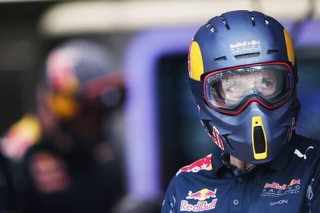 Motorsports: FIA Formula One World Championship WM Weltmeisterschaft 2016, Grand Prix of Austria, mechanic of Red Bull Racing xHOCHxZWEIx