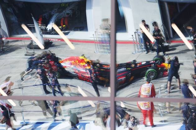 Motorsports: FIA Formula One World Championship WM Weltmeisterschaft 2016, Grand Prix of Austria, mechanic of Red Bull Racing xHOCHxZWEIx