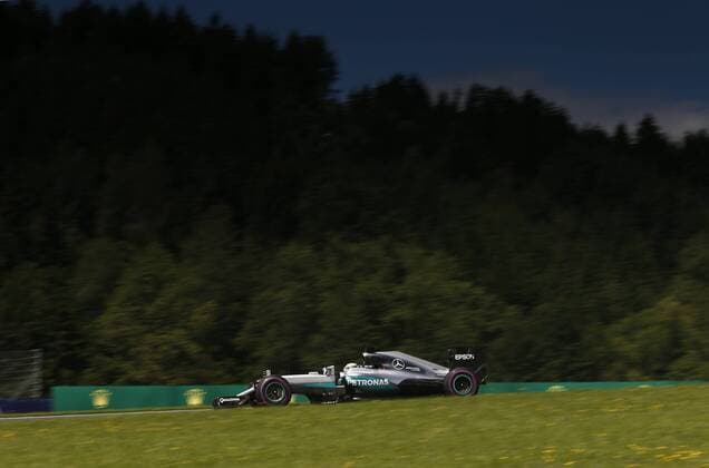 Motorsports: FIA Formula One World Championship WM Weltmeisterschaft 2016, Grand Prix of Austria, 44 Lewis Hamilton (GBR, Mercedes AMG Petronas Formula One Team), xHOCHxZWEIx