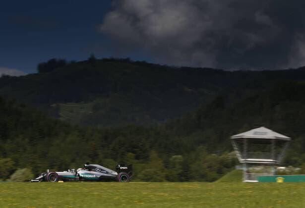 Motorsports: FIA Formula One World Championship WM Weltmeisterschaft 2016, Grand Prix of Austria, 44 Lewis Hamilton (GBR, Mercedes AMG Petronas Formula One Team), xHOCHxZWEIx