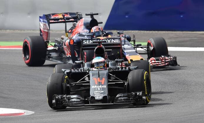 Fernando Alonso, McLaren Honda, Daniil Kwjat; Scuderia Toro Rosso, formula 1 GP, Austria in Spielberg, 01.07.2016 Photo:mspb Jerry Andre Fernando Alonso, Daniil Kwjat; formula 1 GP, Austria