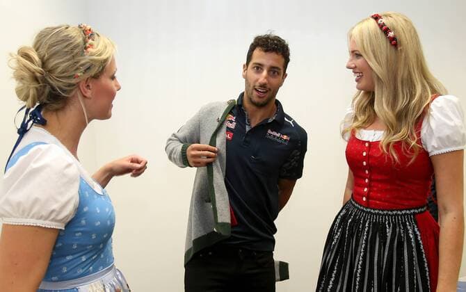 FORMULA 1 - GP of Austria 2016 SPIELBERG,AUSTRIA,01.JUL.16 - MOTORSPORTS, FORMULA 1 - Grand Prix of Austria, Red Bull Ring, free practice. Image shows Daniel Ricciardo (AUS Red Bull) with Formula Unas. GEPAxpictures xChristianxWalgram