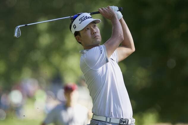 June 30, 2016: Kevin Na watches his shot from the fairway during the first round of golf at the PGA Golf Herren World Golf Championships Bridgestone Invitational at Firestone Country Club in Akron, Ohio. (Photo by Shelley Lipton Icon Sportswire) GOLF: JUL 30 PGA - World Golf Championships-Bridgestone Invitational - First Round Icon160630073 EDITORIAL USE ONLY