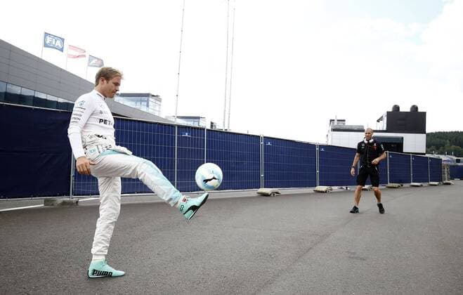 Motorsports: FIA Formula One World Championship WM Weltmeisterschaft 2016, Grand Prix of Austria, 6 Nico Rosberg (GER, Mercedes AMG Petronas Formula One Team), Daniel Schloesser (GER, Mercedes AMG Petronas Formula One Team), xHOCHxZWEIx