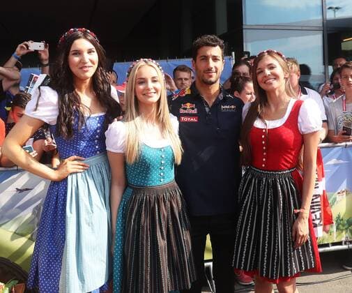 FORMULA 1 - GP of Austria 2016 SPIELBERG,AUSTRIA,02.JUL.16 - MOTORSPORTS, FORMULA 1 - Grand Prix of Austria, Red Bull Ring, qualifying. Image shows Daniel Ricciardo (AUS Red Bull) and Grid Girls. GEPAxpictures xHansxOberlaender