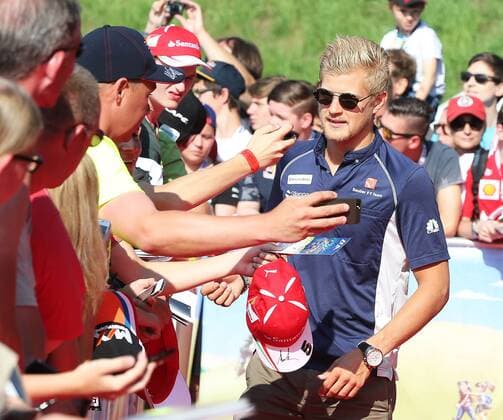 FORMULA 1 - GP of Austria 2016 SPIELBERG,AUSTRIA,02.JUL.16 - MOTORSPORTS, FORMULA 1 - Grand Prix of Austria, Red Bull Ring, qualifying. Image shows Marcus Ericsson (SWE Sauber) and fans. GEPAxpictures xHansxOberlaender