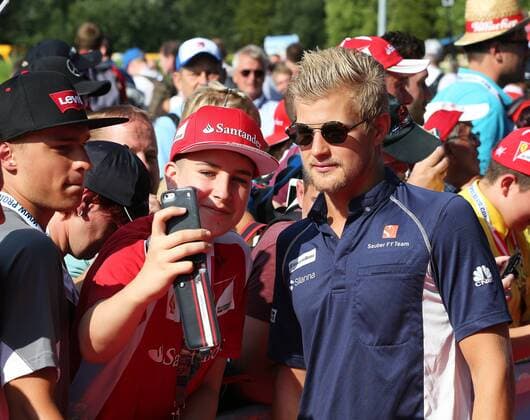 FORMULA 1 - GP of Austria 2016 SPIELBERG,AUSTRIA,02.JUL.16 - MOTORSPORTS, FORMULA 1 - Grand Prix of Austria, Red Bull Ring, qualifying. Image shows Marcus Ericsson (SWE Sauber) and fans. GEPAxpictures xHansxOberlaender