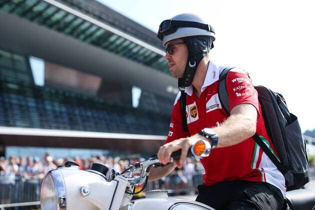 Bilder des Tages - SPORT FORMULA 1 - GP of Austria 2016 SPIELBERG,AUSTRIA,02.JUL.16 - MOTORSPORTS, FORMULA 1 - Grand Prix of Austria, Red Bull Ring, qualifying, red carpet. Image shows Sebastian Vettel (GER Ferrari). GEPAxpictures xDanielxGoetzhaber