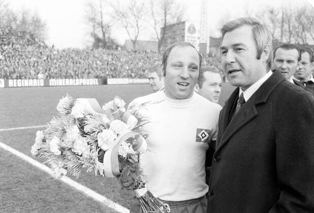FC Schalke 04 gegen Hamburger SV, Schalke Präsident Günter Siebert ehrt Uwe Seeler