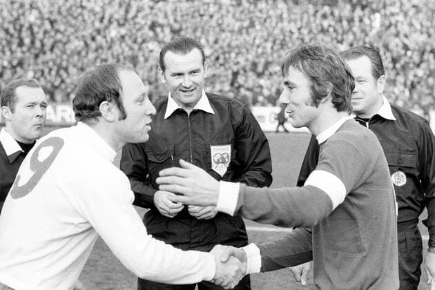 FC Schalke 04 gegen Hamburger SV, Uwe Seeler und Reinhard -Stan- Libuda, dahinter FIFA Schiedsrichter Kurt Tschenscher und seine Assistenten