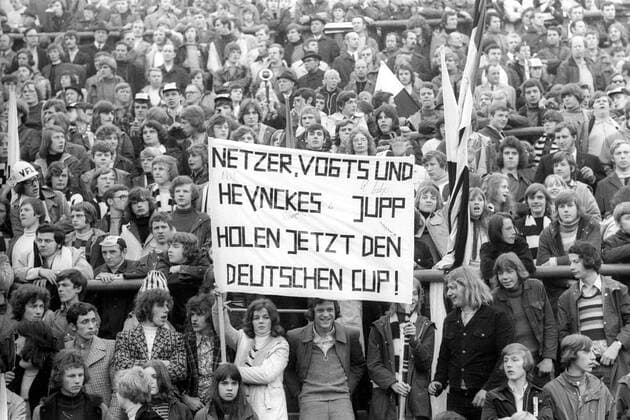 DFB Pokal 1971 1972, Fans von Borussia Mönchengladbach mit Plakat - Netzer, Vogts und Heynckes Jupp holen jetzt den deutschen Cup