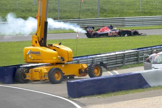 Formel 1, GP von Österreich, Crash von Carlos Sainz FORMULA 1 - GP of Austria 2016 SPIELBERG,AUSTRIA,02.JUL.16 - MOTORSPORTS, FORMULA 1 - Grand Prix of Austria, Red Bull Ring, qualifying. Image shows Carlos Sainz (ESP Torro Rosso) with blown engine. GEPAxpictures xMaticxKlansek