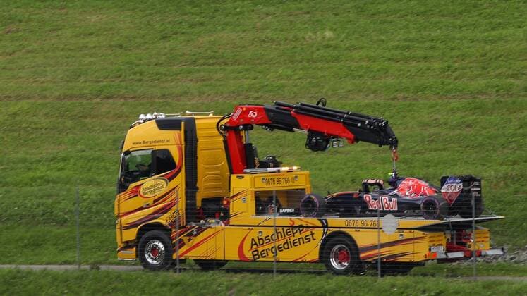 Formel 1, GP von Österreich, Crash von Carlos Sainz FORMULA 1 - GP of Austria 2016 SPIELBERG,AUSTRIA,02.JUL.16 - MOTORSPORTS, FORMULA 1 - Grand Prix of Austria, Red Bull Ring, qualifying. Image shows tow truck with Carlos Sainz (ESP Torro Rosso) formula. GEPAxpictures xMaticxKlansek