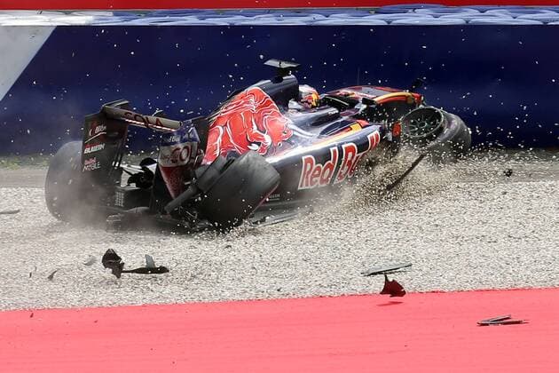 Formel 1, GP von Österreich, Crash von Daniil Kwjat Motorsports: FIA Formula One World Championship WM Weltmeisterschaft 2016, Grand Prix of Austria, 26 Daniil Kvyat (RUS, Scuderia Toro Rosso), xHOCHxZWEIx