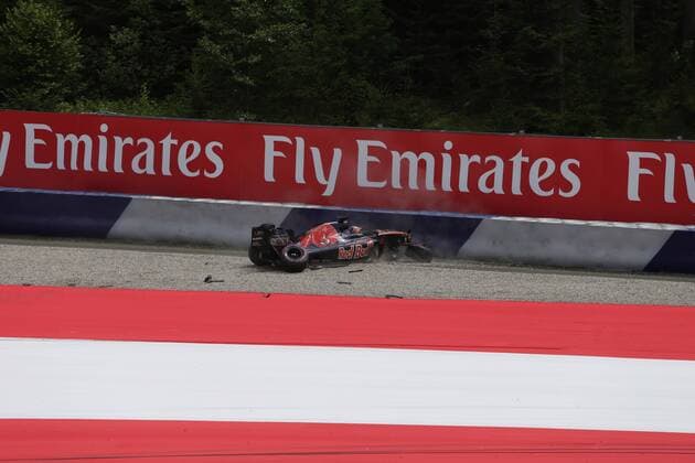 Formel 1, GP von Österreich, Crash von Daniil Kwjat Austrian Grand Prix, Red Bull Ring 30 June - 3 July 2016 02.07.2016 - Qualifying Session, Daniil Kvyat (RUS) Scuderia Toro Rosso STR11 