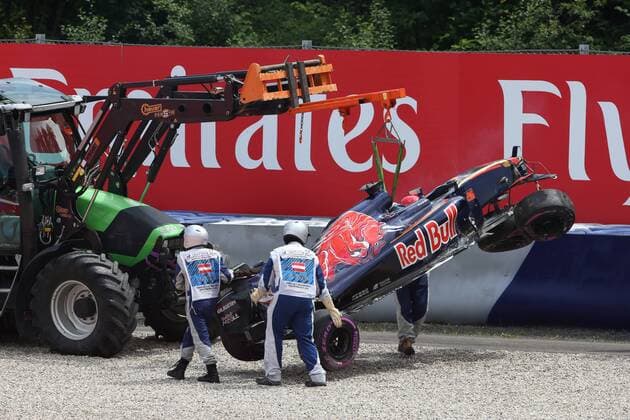 Formel 1, GP von Österreich, Crash von Daniil Kwjat Austrian Grand Prix, Red Bull Ring 30 June - 3 July 2016 02.07.2016 - Qualifying Session, Daniil Kvyat (RUS) Scuderia Toro Rosso STR11 