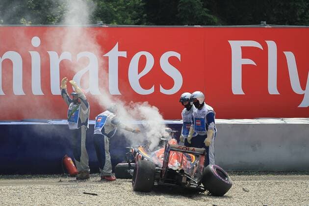Formel 1, GP von Ã–sterreich, Crash von Daniil Kwjat 02.07.2016. Red Bull Circuit, Spielberg, Austria. F1 Grand pix of Austria. Qualifying sessions. Scuderia Toro Rosso STR11 & x2013; Daniil Kvyat crashes at final turn after hitting the sausage curbs xLeannexBoonx  ActionPlus11757418