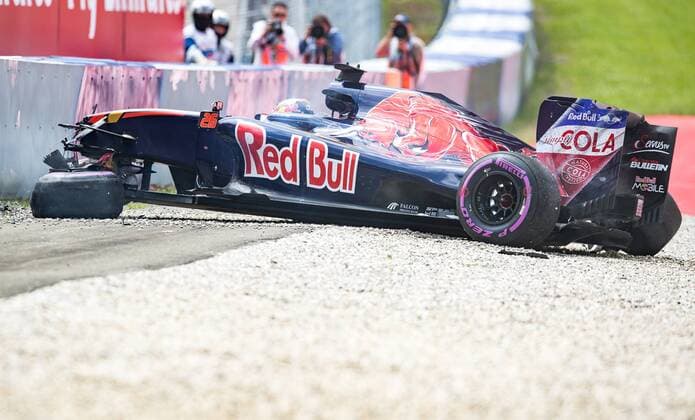 Formel 1, GP von Österreich, Crash von Daniil Kwjat 02.07.2016, Red Bull Ring, Spielberg, AUT, FIA, Formel 1, Grosser Preis von Oesterreich, Qualifying, im Bild Unfall von Daniil Kvyat (RUS) Scuderia Toro Rosso accident of Russian Formula One driver Daniil Kvyat of Scuderia Toro Rosso during the Qualifying for the Austrian Formula One Grand Prix at the Red Bull Ring in Spielberg, Austria on 2016 07 02. -Pressefoto Spielberg  EP_gro  