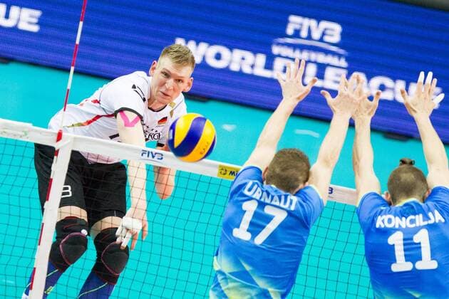 Bilder des Tages - SPORT Volleyball, FIVB World League, Deutschland - Slowenien Angriff attack Simon Hirsch (13 Deutschland Germany); FIVB Volleyball World League Group 3 Finals, fraport Arena, Frankfurt (Main) Germany, 20160702: 1st place match: Germany vs Slovenia (Deutschland gegen Slowenien) Frankfurt (Main) Copyright: Wuechnerx xEibner-Pressefoto EP_nwr