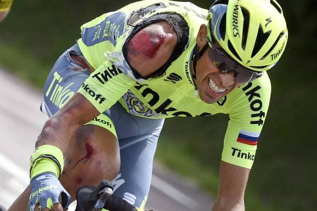 Themen der Woche - SPORT Bilder des Tages - SPORT Tour de France - 1. Etappe, Sturz von Contador Spanish Alberto Contador of Tinkoff pictured after a crash during the first stage of the 103rd edition of the Tour de France cycling race, 188km from Mont-Saint-Michel to Utah Beach Sainte-Marie-du-Mont, Saturday 02 July 2016, France. This year s Tour de France takes place from July 2nd to July 24rth. POOLxJEROMExPREVOST  x04884466x