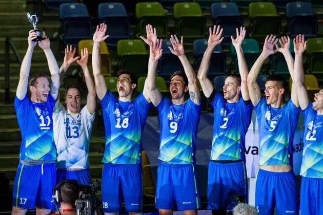 Slowenien feiert, Tine Urnaut (17 Slowenien Slovenia) mit dem Pokal; FIVB Volleyball World League Group 3 Finals, fraport Arena, Frankfurt (Main) Germany, 20160702: 1st place match: Germany vs Slovenia (Deutschland gegen Slowenien) Frankfurt (Main) Copyright: Wuechnerx xEibner-Pressefoto EP_nwr