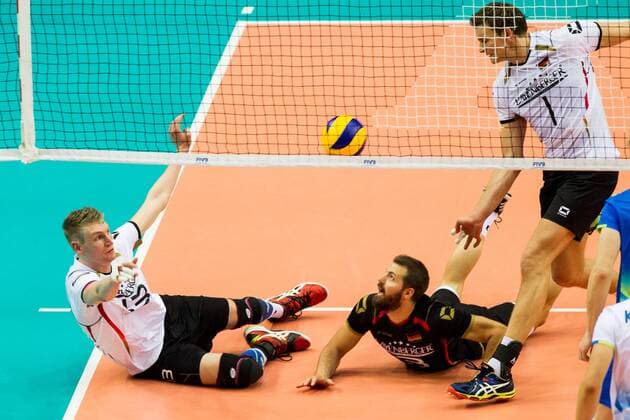Simon Hirsch (13 Deutschland Germany) und Thilo Spaeth-Westerholdt (3 Deutschland Germany) versuchen den Ball zu retten; FIVB Volleyball World League Group 3 Finals, fraport Arena, Frankfurt (Main) Germany, 20160702: 1st place match: Germany vs Slovenia (Deutschland gegen Slowenien) Frankfurt (Main) Copyright: Wuechnerx xEibner-Pressefoto EP_nwr