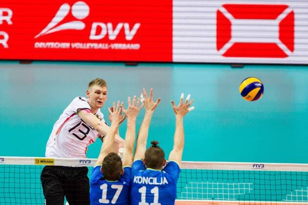 Angriff Simon Hirsch (13 Deutschland Germany) - Block Tine Urnaut (17 Slowenien Slovenia) und Danjiel Koncilja (11 Slowenien Slovenia); FIVB Volleyball World League Group 3 Finals, fraport Arena, Frankfurt (Main) Germany, 20160702: 1st place match: Germany vs Slovenia (Deutschland gegen Slowenien) Frankfurt (Main) Copyright: Wuechnerx xEibner-Pressefoto EP_nwr