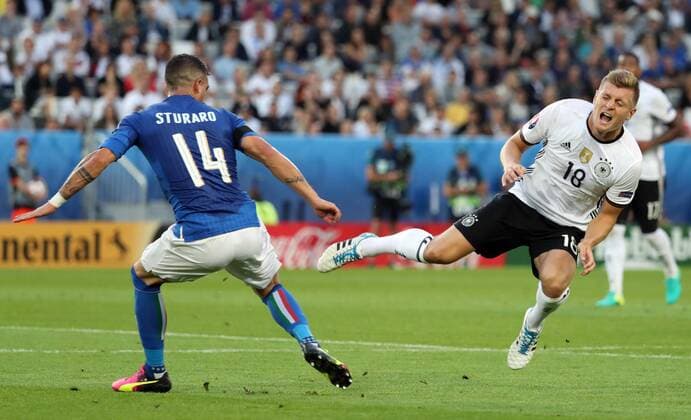 SOCCER - UEFA EURO EM Nationalteam Europameisterschaft Fussball 2016, GER vs ITA BORDEAUX,FRANCE,02.JUL.16 - SOCCER - UEFA European Championship EM Europameisterschaft 2016, quarterfinal, international match Länderspiel Germany vs Italy. Image shows Stefano Sturaro (ITA) and Toni Kroos (GER). GEPAxpictures xAndreasxPranter
