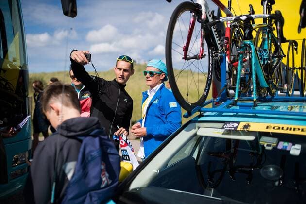 Alexander Winokurow takes a selfie with a fan ( Tour de france 2016) Alexander Winokurow takes a selfie with a fan ( Tour de france 2016)