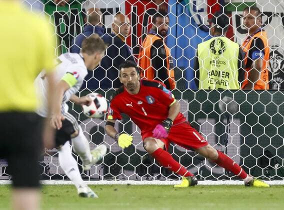 Bilder des Tages - SPORT Bastian SCHWEINSTEIGER, DFB 7 verschiesst Elfmeterschiessen, 11m, Strafstoss, Strafe, Elfmeter, Strafstoß ,Aktion, Einzelbild, Torschuss gegen Gianluigi BUFFON, ITA Torwart 1 GERMANY - ITALY 7-6 n.E. Quarterfinal,Football European Championships EURO at 02 nd of July, 2016 in Bordeaux, France. Fussball, Nationalteam, Italien Deutschland, Viertelfinale