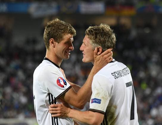 Bilder des Tages - SPORT (160703) -- BORDEAUX, July 2, 2016 -- Germany s Thomas Muller(L) speaks with Bastian Schweinsteiger after the Euro 2016 quarterfinal match between Germany and Italy in Bordeaux, France, July 2, 2016. Germany won the match with 7-6 after the penalty. ) (SP)FRANCE-BORDEAUX-SOCCER-EURO 2016-QUARTERFINAL-GERMANY VS ITALY GuoxYong 