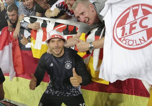 EURO 2016, Deutschland - Italien Lukas PODOLSKI, DFB 10 mit FC Köln Fan, Fans, Fussballfans, supporters, spectators, Zuschauer, Jacke, Kutte, Weste, Fankurve, Schals Fanschals, Maske, Verkleidung, Jubel, Freude, Emotionen, Feiern, Lachen, jubelt, freuen, reisst die Arme hoch, ballt die Faust , reckt den Daumen hoch, gestikuliert und gibt Anweisungen, Aktion, Einzelbild, Gestik, Geste, Handbewegung, reckt den Daumen hoch, gestikuliert und gibt Anweisungen, Aktion, Einzelbild, Gestik, Geste, Handbewegung GERMANY - ITALY 7-6 n.E. Quarterfinal,Football European Championships EURO at 02 nd of July, 2016 in Bordeaux, France. Fussball, Nationalteam, Italien Deutschland, Viertelfinale