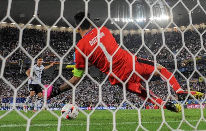 Themen der Woche - SPORT EURO 2016, Deutschland - Italien FUSSBALL EURO 2016 VIERTELFINALE IN BORDEAUX Deutschland - Italien 02.07.2016 Jonas Hector (li, Deutschland) kann den entscheiden Elfmeter verwandeln. Torwart Gianluigi Buffon (re, Italien) ist zwar dran, der Ball aber trotzdem drin.