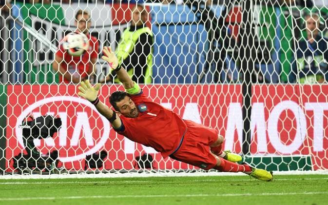 Fussball, Herren, Saison 2015 16, EM 2016 in Frankreich, Viertelfinale in Bordeaux, Deutschland - Italien 1:1 n. V., 6:5 n. E., Torwart Gianluigi Buffon (Italien) beim Elfmeterschießen, 02.07. 2016,