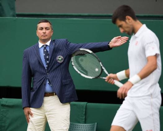 Wimbledon , Linienrichter gibt den Ball aus, Novak Djokovic unscharf im Vordergrund, Tennis - Wimbledon 2016 - Grand Slam ITF ATP Tennis Herren WTA Tennis Damen - AELTC - London - - Great Britain - 2 July 2016.