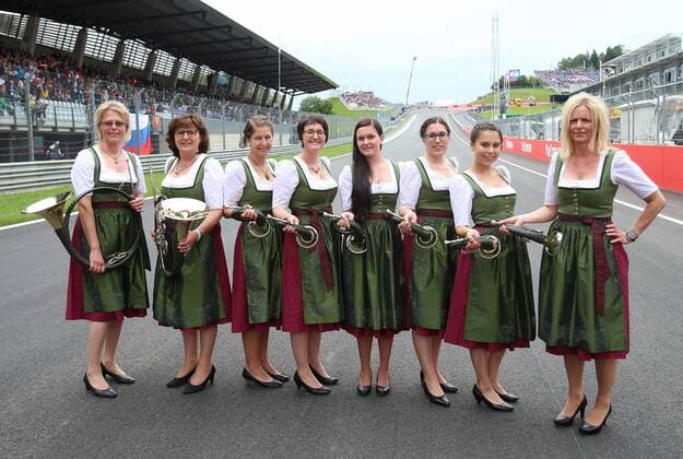 FORMULA 1 - GP of Austria 2016 SPIELBERG,AUSTRIA,03.JUL.16 - MOTORSPORTS, FORMULA 1 - Grand Prix of Austria, Red Bull Ring. Image shows the Jagdhornblaeserinnen. GEPAxpictures xChristianxWalgram