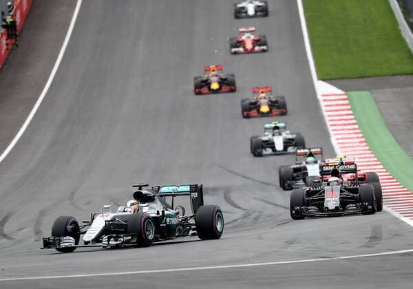 FORMULA 1 - GP of Austria 2016 SPIELBERG,AUSTRIA,03.JUL.16 - MOTORSPORTS, FORMULA 1 - Grand Prix of Austria, Red Bull Ring. Image shows Lewis Hamilton (GBR Mercedes) and Jenson Button (GBR Mc Laren Honda). GEPAxpictures xHansxOberlaender