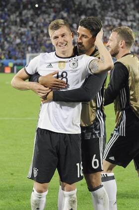 Toni KROOS (GER) mit Sami KHEDIRA (GER),Umarmung,Aktion, Schlussjubel,Jubel,Freude,Begeisterung, Viertelfinale Spiel M47, Deutschland (GER)-Italien (ITA) 6-5 i.E. am 02.07.2016 in Bordeaux,Stade Velodrome Fussball EM 2016 in Frankreich vom 10.06. - 10.07.2016.