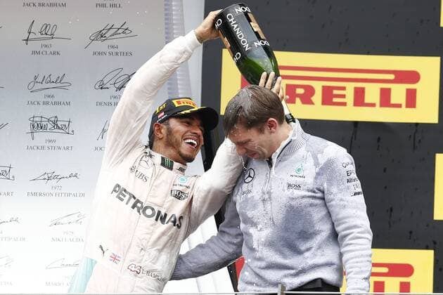 Motorsports: FIA Formula One World Championship WM Weltmeisterschaft 2016, Grand Prix of Austria, 44 Lewis Hamilton (GBR, Mercedes AMG Petronas Formula One Team), James Vowles (GBR, Mercedes AMG Petronas Formula One Team), xHOCHxZWEIx